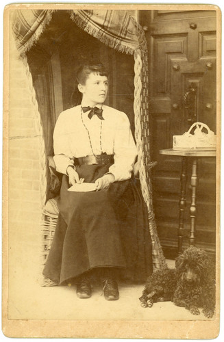 Jeune femme caniche noir - jeune, et
