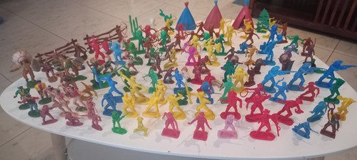 Lot 122 figurines - 122, plastique