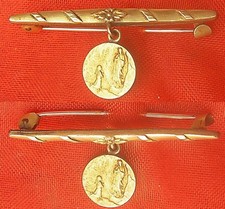 vers 1930 : bijou ORIA : BROCHE DE BAVOIR DE BÉBÉ NOTRE DAME DE LOURDES