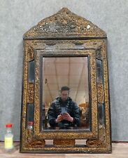 Important et rare miroir à parcloses époque Napoléon III en cuivre repoussé