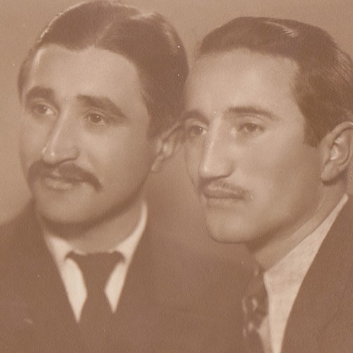 Deux beaux jeunes hommes