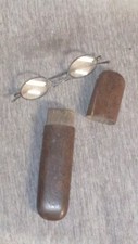 LUNETTES DE VUE FIN XIXème BRANCHES ARTICULÉES DANS SON ÉTUI EN BOIS i