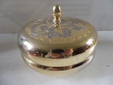 boite en laiton couvercle décor métal repoussé et doré 12 cm TBE mini rayures