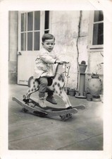 ANCIENNE PHOTOGRAPHIE ~1950 PETIT GARCON SUR SON CHEVAL A BASCULE