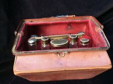 Malle de voyage ancienne en Cuir. Trousse De Toilette