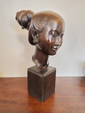 Tête de jeune laotienne en