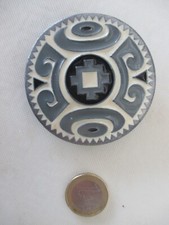 BOUCLE DE CEINTURE US. Émail et métal.