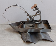 Sculpture - figurine en boulon et ecrou - Pecheur a la ligne dans une barque