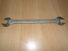 Clé plate double armée