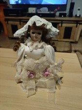Poupee De Porcelaine 25 CM Sur Socle