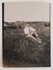 Homme pose herbe chemise cravate paysage - Photo ancienne snapshot, petite