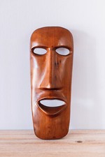 Masque en Bois Sobre et Vernis
