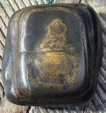 Ancien galet sculpté noir