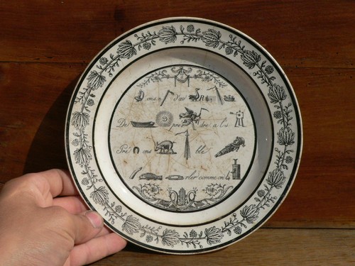 Très rare assiette rébus - très, a
