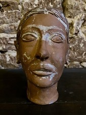 Sculpture tête femme - de,