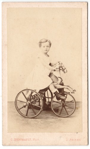 Enfant sur tricycle en - tricycle,