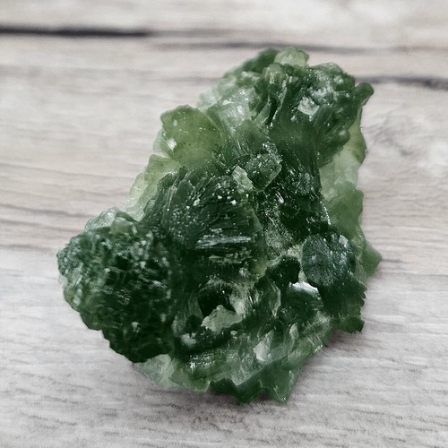 Jolie prehnite verte - , foncée