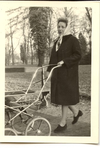 Portrait femme avec landau