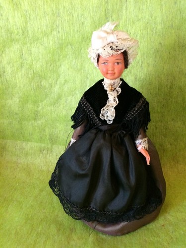 Poupée folklorique - ,