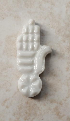 Fève ancienne main porcelaine - ancienne,