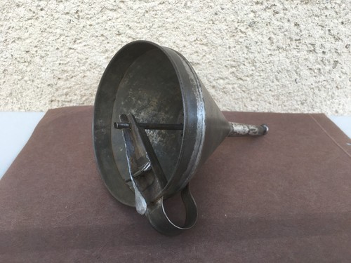 Ancien entonnoir avec grille