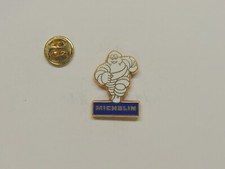 Pin's Automobile - Michelin Bibendum Logo - Fraise Badge Pin's