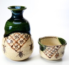 Bouteille et tasse de saké