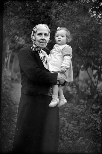Femme âgée porte enfant