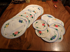 Lot de 19 napperons ( 12 grands et 7 petits ) ronds brodés de fleurs