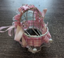 Petit Panier de Rangement Métallique forme Berceau Bébé avec flonflon