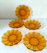 Ensemble 5 assiettes verre pressé moulé couleur ambre