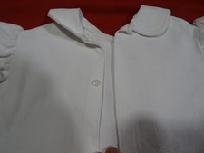 lot  2vétements anciens ,vintage blancs  faits main bébé ,poupée brassiére etc..