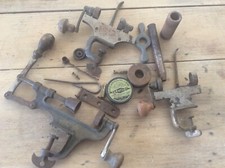 lot chasse 3 anciens sertisseurs pour cartouche ,  accessoires   etc..