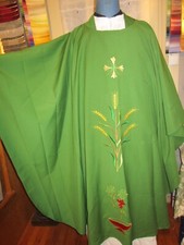Chasuble Verte, Broderies OR Vigne, Raisins, épis de Blé + étole  CALICE CIBOIRE