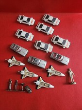 (02 ) petites voitures  ou  figurines de James BOND  007,  au choix.