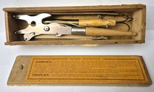 Ancien matériel de pêche : ARBRERO en boîte, pêche au moulinet et leurre ancien.