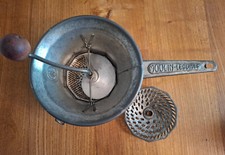 Moulin à légumes ancien  avec 2 grilles différentes