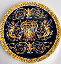 FAIENCE DE GIEN PLAT RENAISSANCE FOND NOIR EPOQUE XXE. DIAMETRE 26 cm