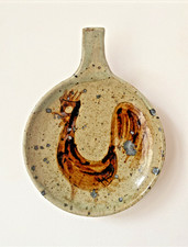 Assiette en grès signée Suzanne Dauliach – Décor au coq – Années 1960-1970