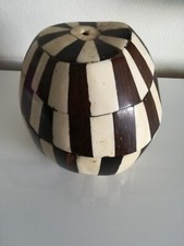 sculpture glacière art africain colonial bois coco couleur ébène os signé damier