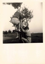ANCIENNE PHOTOGRAPHIE CIRCA 1950 DUO D'ENFANTS ESCALADE DANS LES ARBRES
