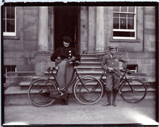 Angleterre, une femme et un enfant à bicyclettes Vintage silver print,  Tirage