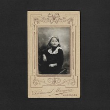 Portrait fille noeud blanc col