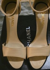 Sandales CHANEL cuir beige –