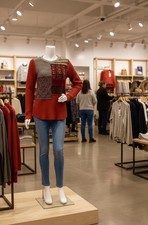 Pull Desigual neuf avec un style patchwork, jamais porté. Taille M.