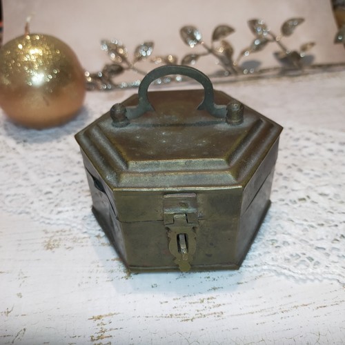 Ancienne petite boîte - ancienne,