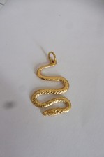 Pendentif serpent en métal doré ciselé martelé