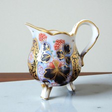 Bayeux ou Paris ? Pot à lait en porcelaine à décor polychrome or de fleurs, XIXe