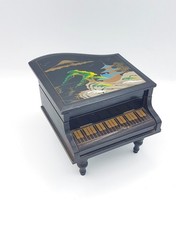 Boite bijoux musicale Danseuse Piano bois laqué décor japonais 15 x 18 H12 cm