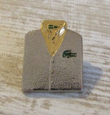 Pin's Lacoste crocodile Gilet bouton couleur Argent Arthus Bertrand Paris #1840